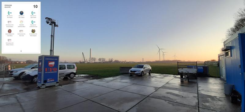 Bouwplaats met overzichtsscherm en toegangszuil