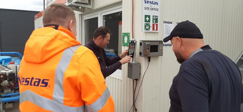 Medewerker die incheckt op een bouwplaats-terminal